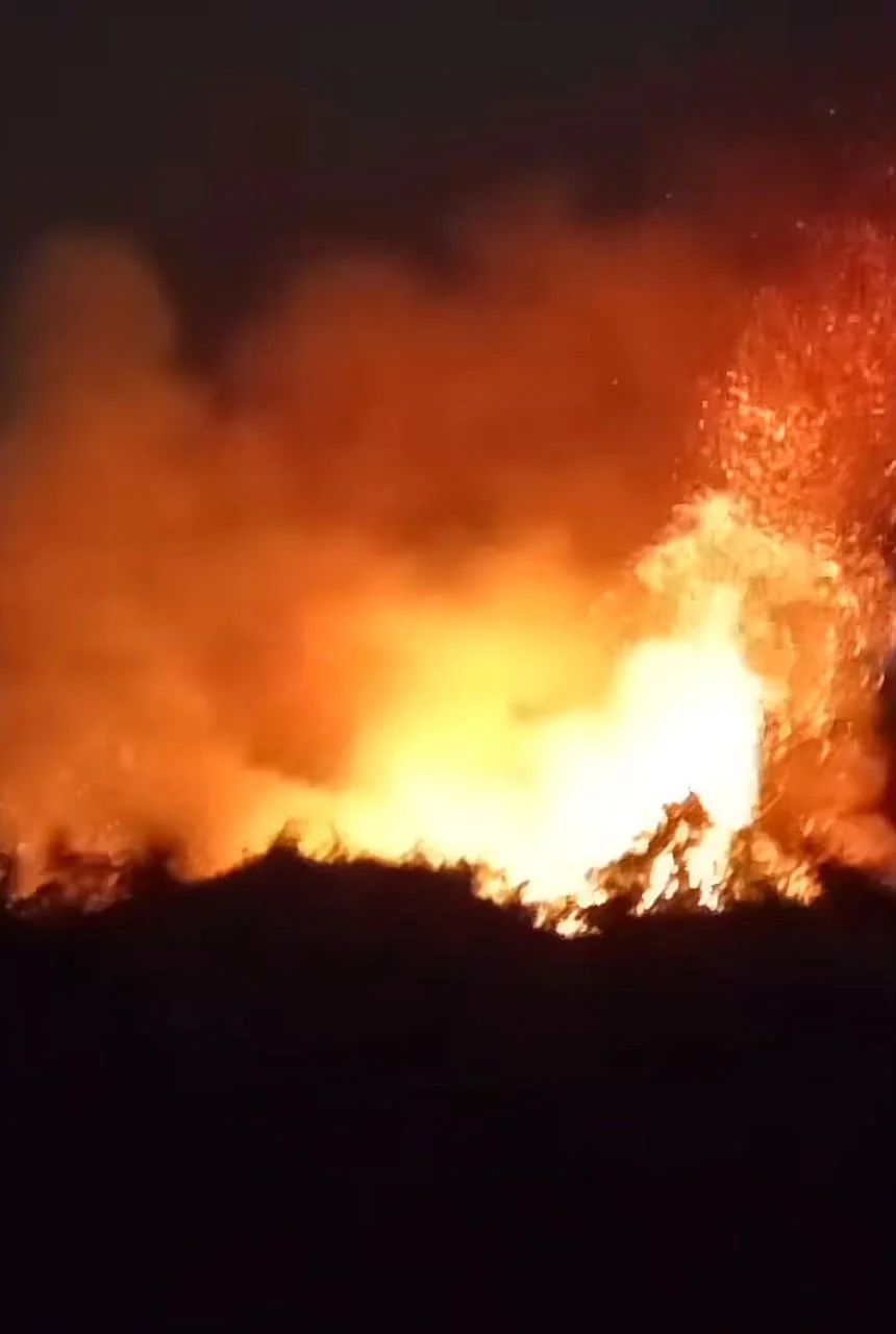 Kobaran api membakar area lahan di kawasan Tegal Binangun, Jakabaring, Palembang. Petugas pemadam kebakaran menghadapi kendala akses dalam upaya memadamkan api.